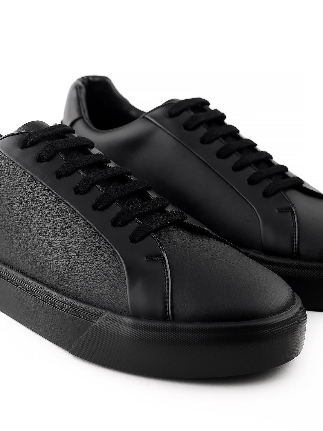 DAPPER DONA LOW TOP BLACK SNEAKERS